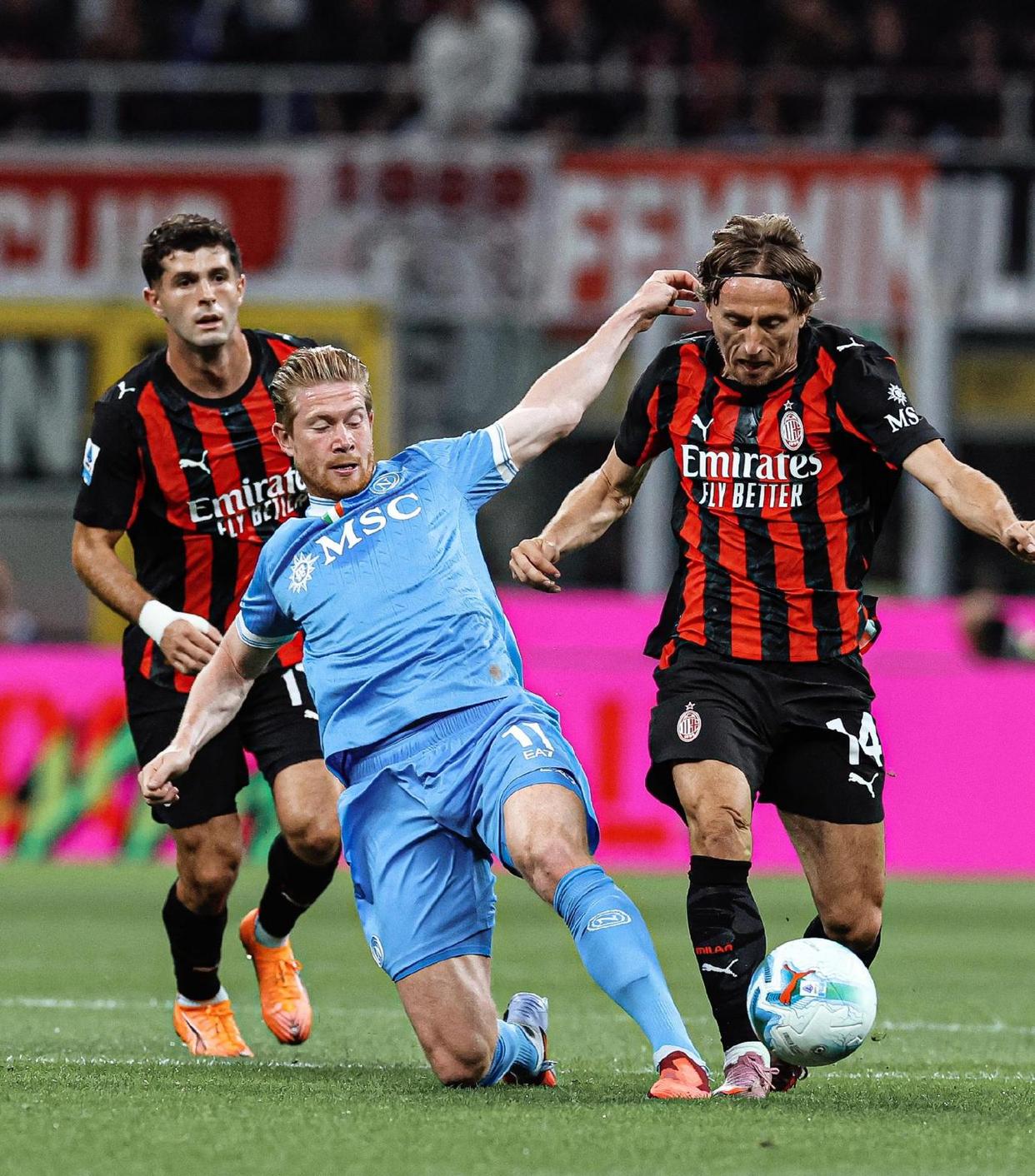 包含AC米兰发布备战花絮，赛后官宣签约，CBA常规赛任务艰巨，轮换策略成焦点的词条